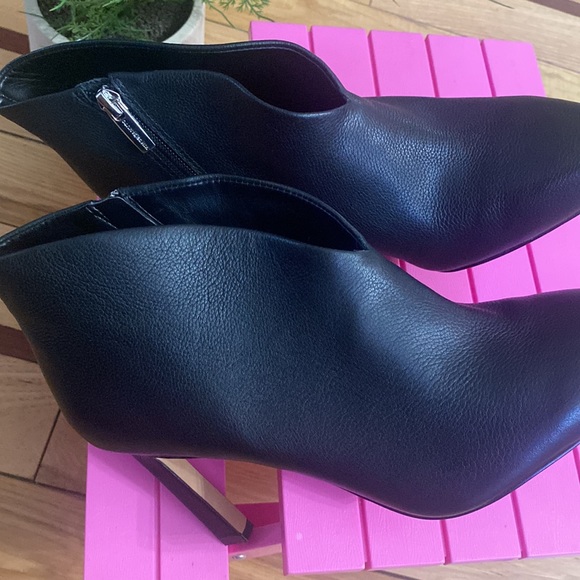 Vince Camuto - Picture 5 of 7